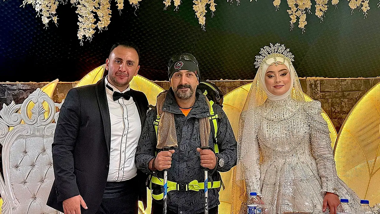 Ağrı Dağı zirvesinden arkadaşlarının düğününe yetişti