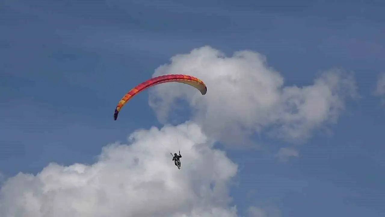 Erzurum'da ilk yamaç paraşütü uçuşları heyecanla gerçekleşti, gökyüzü renklenmeye başladı!