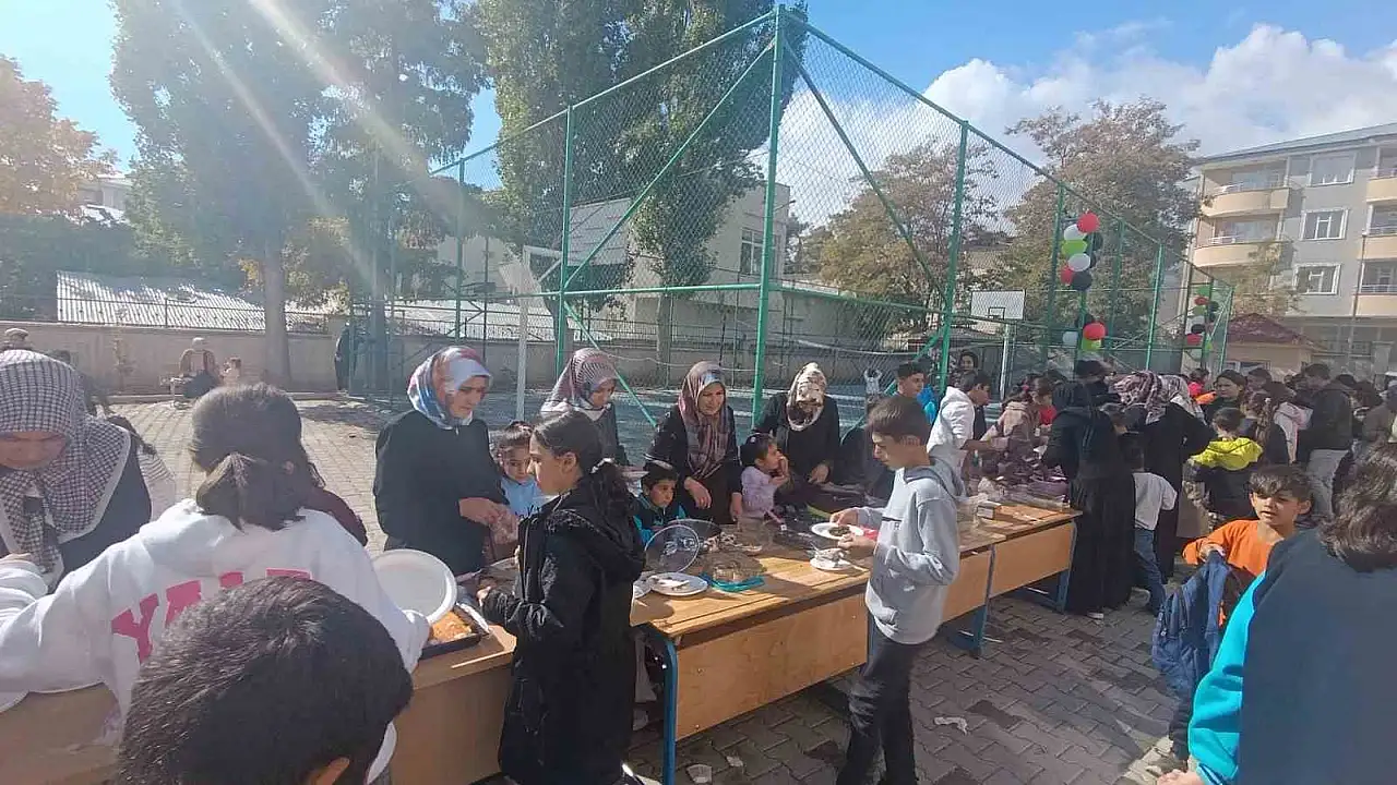 Muradiye'de Gazze için düzenlenen hayır panayırı yoğun ilgiyle karşılandı