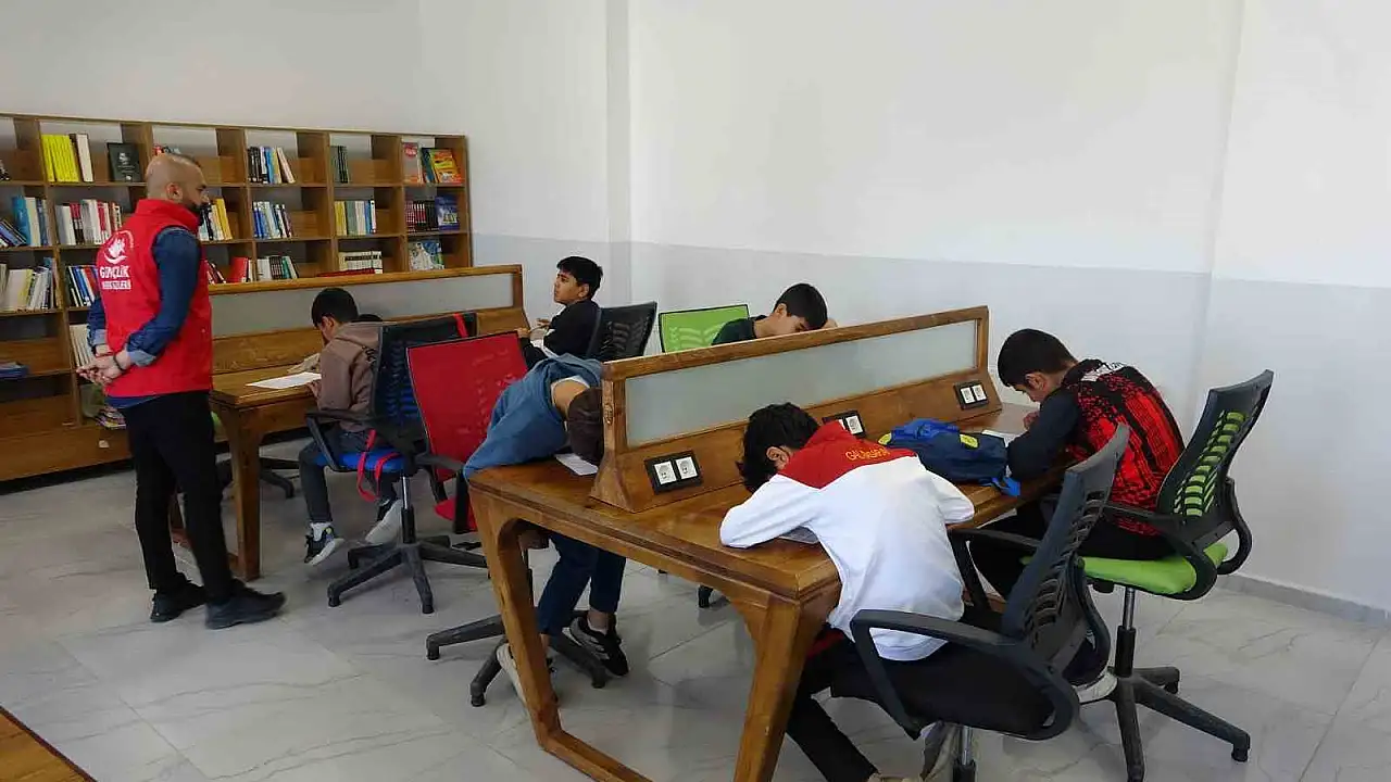Gençlik Merkezinde Ara Tatil Etkinlikleri ile Öğrenciler Dini Bilgilerini Sınadı