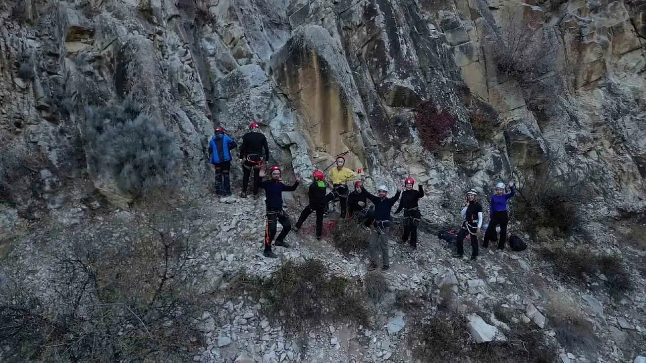 Erzurum'da Dağcılık Eğitimi Heyecanı: 70 Kişilik Ekip Zorlu Tırmanış Deneyimini Yaşadı