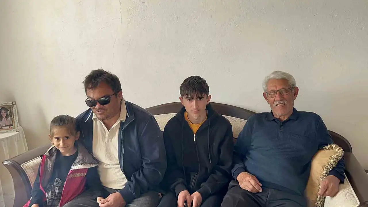 Akyaka'dan vefalı öğrenci her yıl öğretmenine giderek Öğretmenler Günü'nü kutluyor