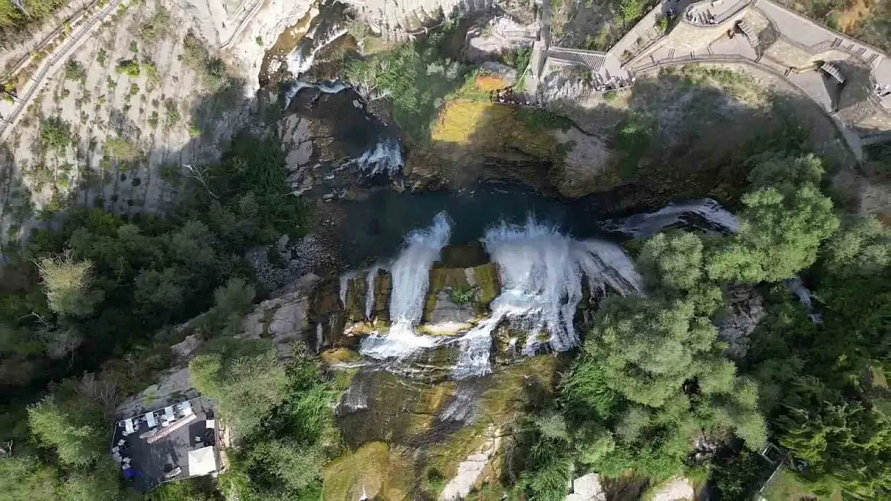 Sonbahar Gelişiyle Tortum Şelalesi'ne Yoğun İlgi: Doğa Tutkunları Akın Etti
