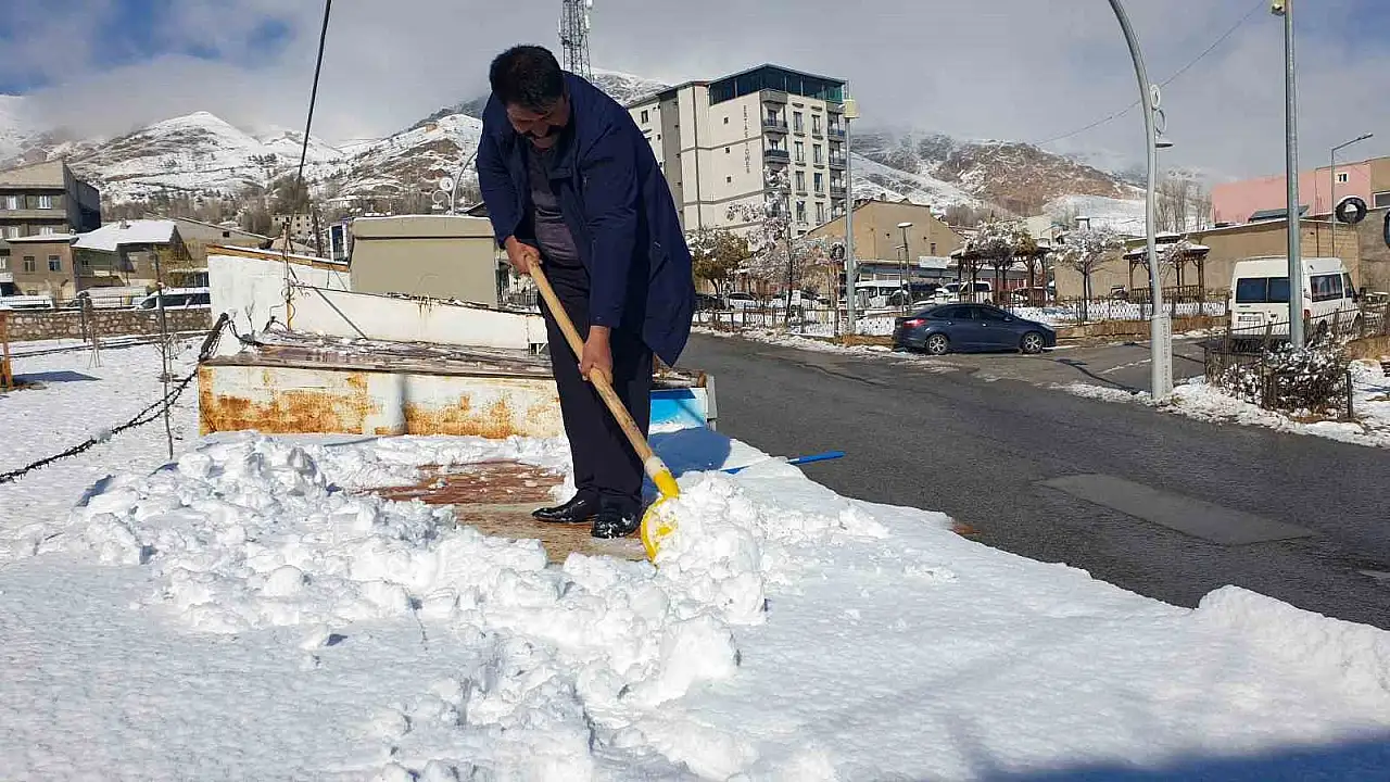 Başkale'de kar yağışı hayatı zorlaştırdı, esnaf karı sevdiğini ifade etti
