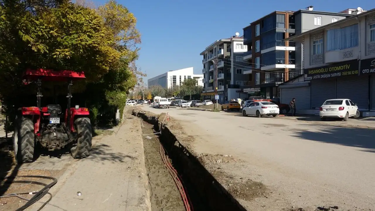 İskele Caddesi'ndeki yer altı kablolama çalışmaları, vatandaşları mağdur ediyor!