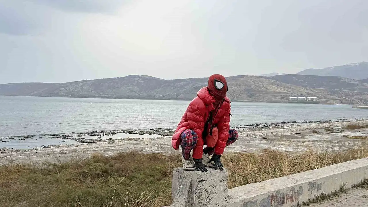Örümcek Adam kostümüyle Van Gölü'nde kirliliğe dikkat çeken İzmirli hayırsever