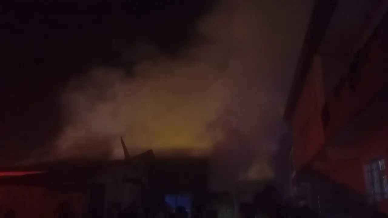 Ağrı'da dumanlar geceyi sardı, yangın endişe yarattı