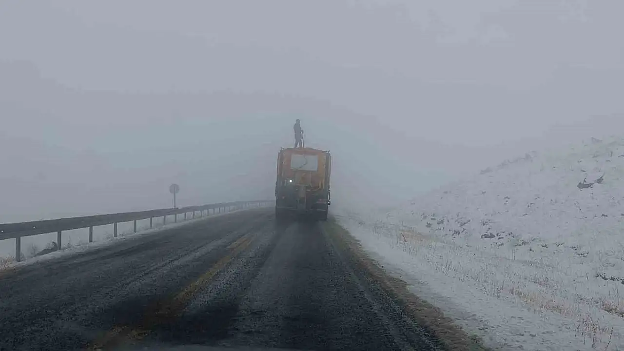 Kars'ta Etkili Olan Sis ve Kar Yağışı Uçuşları İptal Etti, Sürücülere Zor Anlar Yaşattı