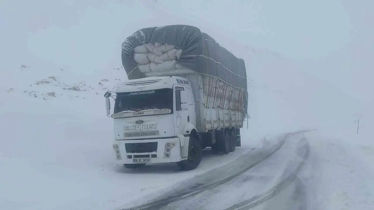 Van'da Karabet Geçidi'nde yoğun kar yağışı, yolları kapattı ekipler aralıksız çalışıyor