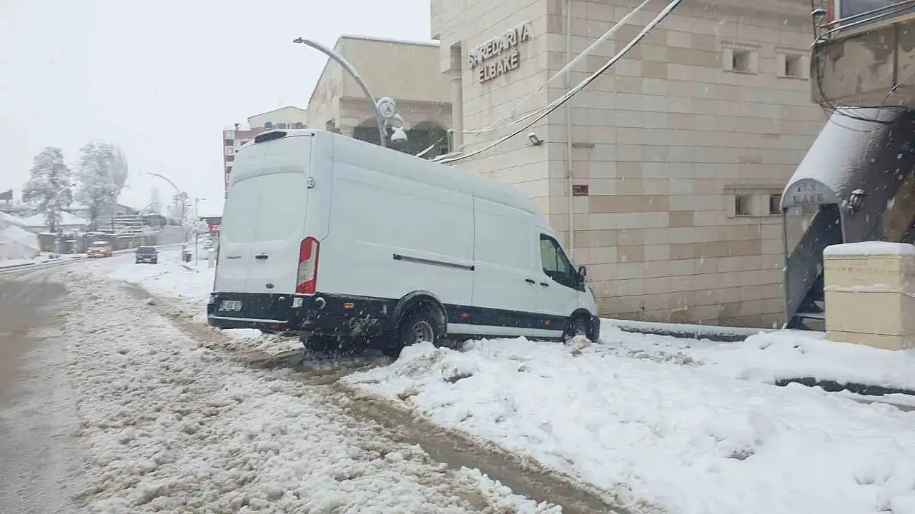 Başkale'de Yoğun Kar Yağışı, 11 Yerleşim Yerin Yolu Kapandı