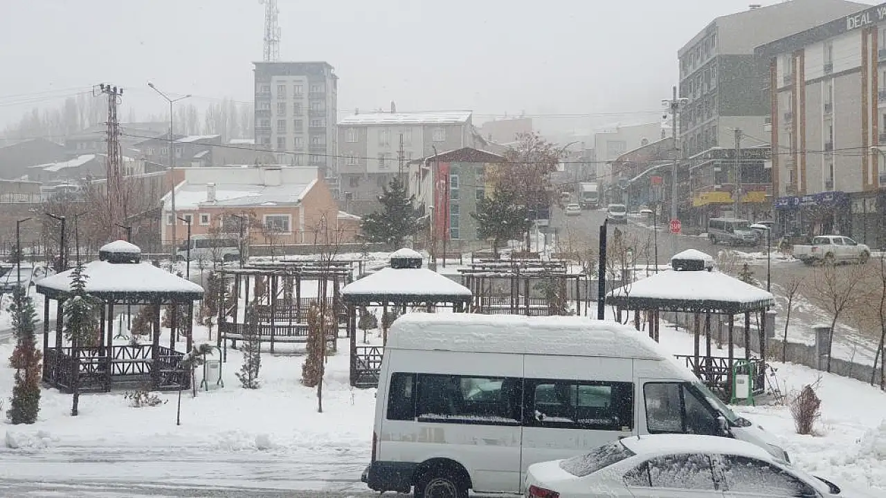 Başkale'de kar yağışı etkili: 50 cm'ye kadar ulaştı, yollar açıldı