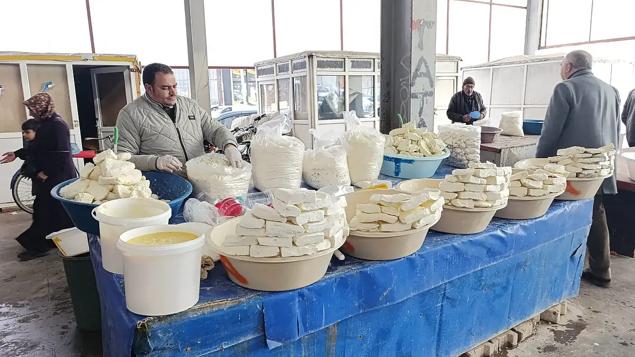 Ağrı'da sebze pazarı, kışlık peynir alışverişiyle hareketlendi