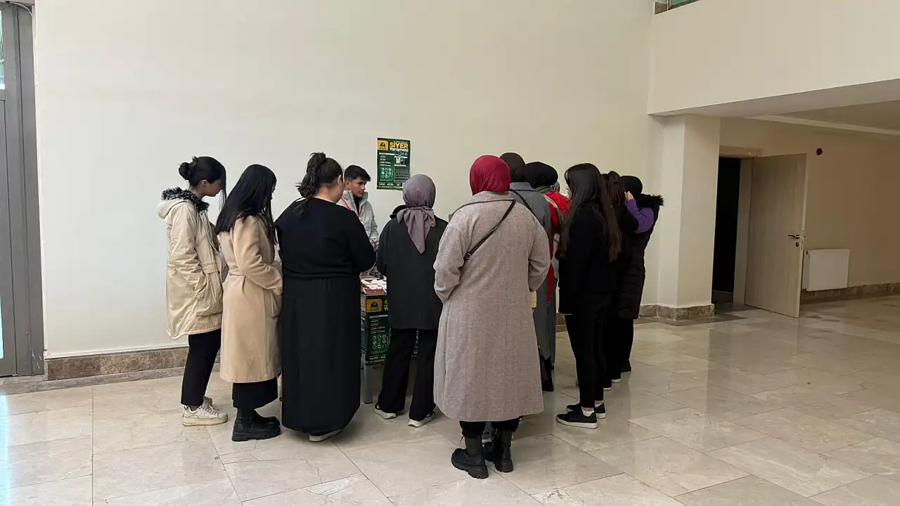 Üniversite kampüsünde siyer farkındalığı