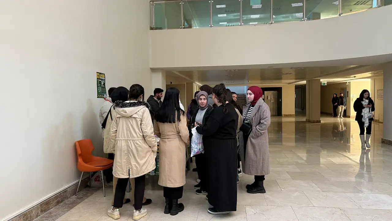 Üniversite kampüsünde siyer farkındalığı