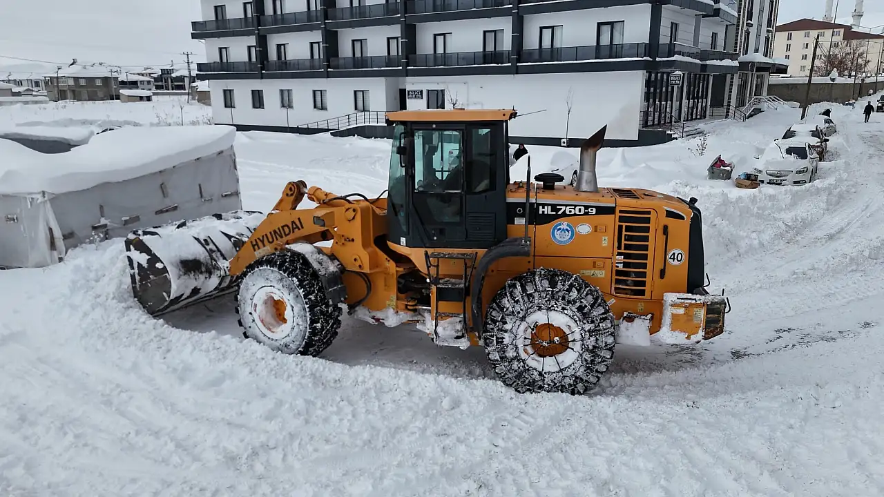 Çaldıran'da Karla Mücadele Çalışmaları Aralıksız Sürüyor