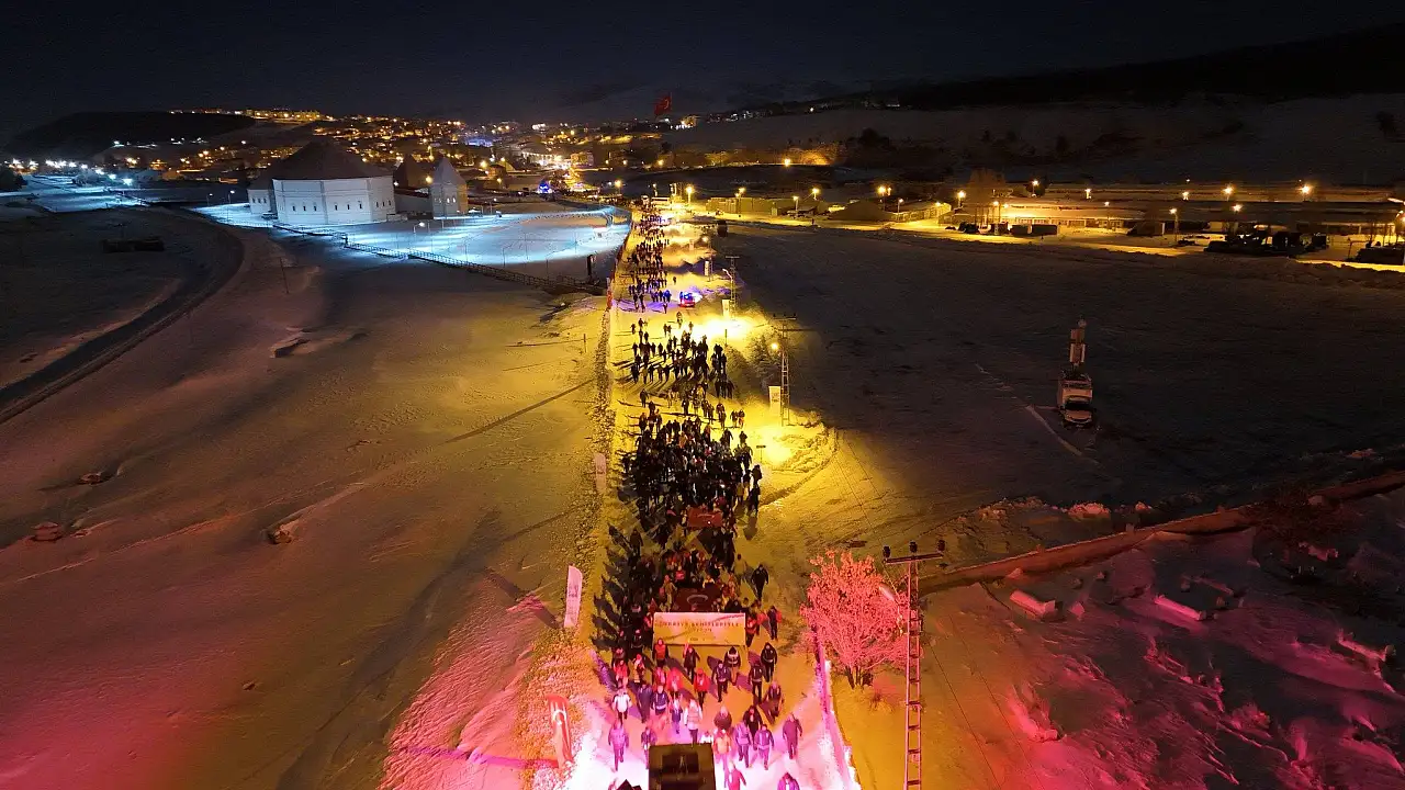 Sarıkamış Şehitleri için eksi 23 derecede meşaleli yürüyüş