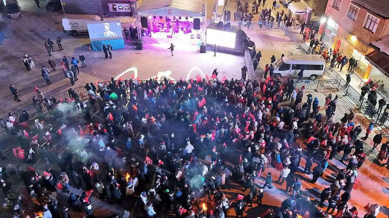 Sarıkamış Şehitleri için eksi 23 derecede meşaleli yürüyüş