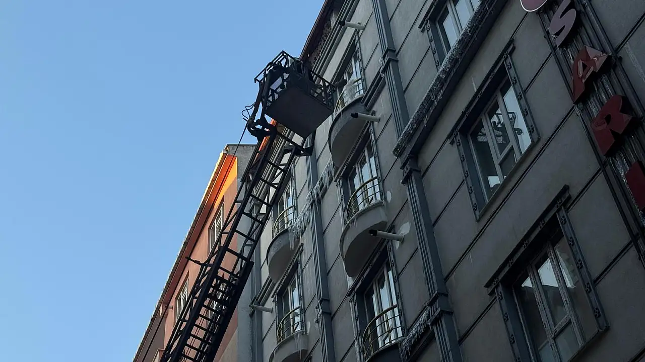 Doğubayazıt'ta itfaiye ekipleri buz sarkıtlarına karşı önlem aldı