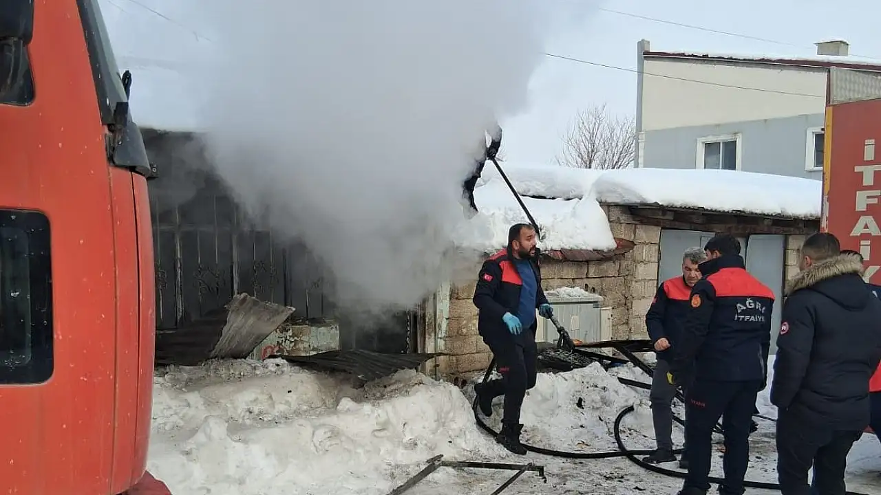 Ağrı'da kömürlükte çıkan yangın itfaiyeyi harekete geçirdi