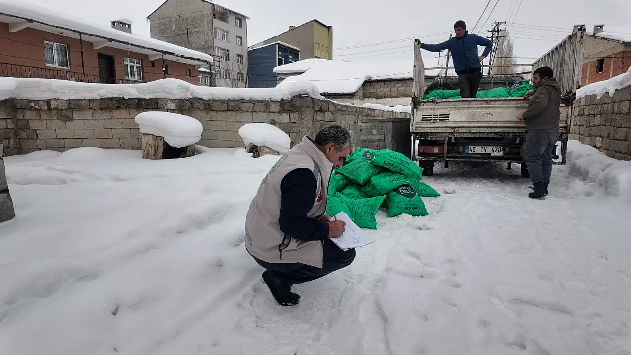 Ağrı'da onlarca haneye 40 ton kömür ulaştırıldı