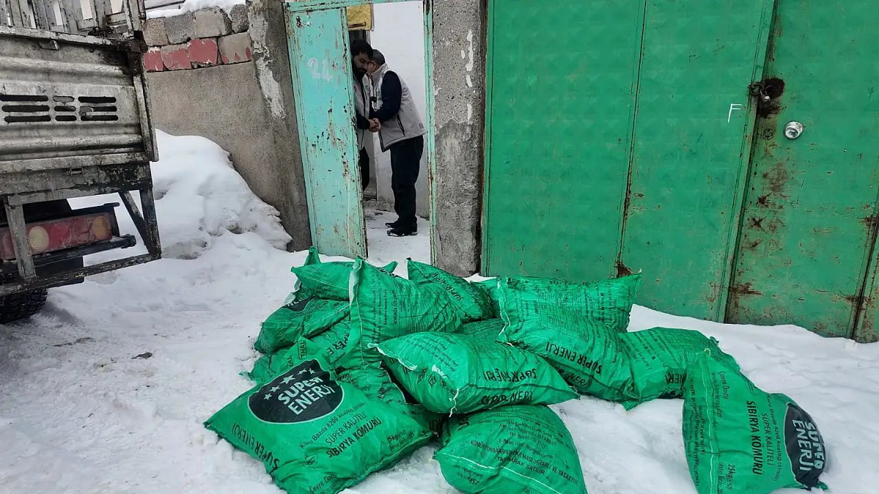 Ağrı'da onlarca haneye 40 ton kömür ulaştırıldı