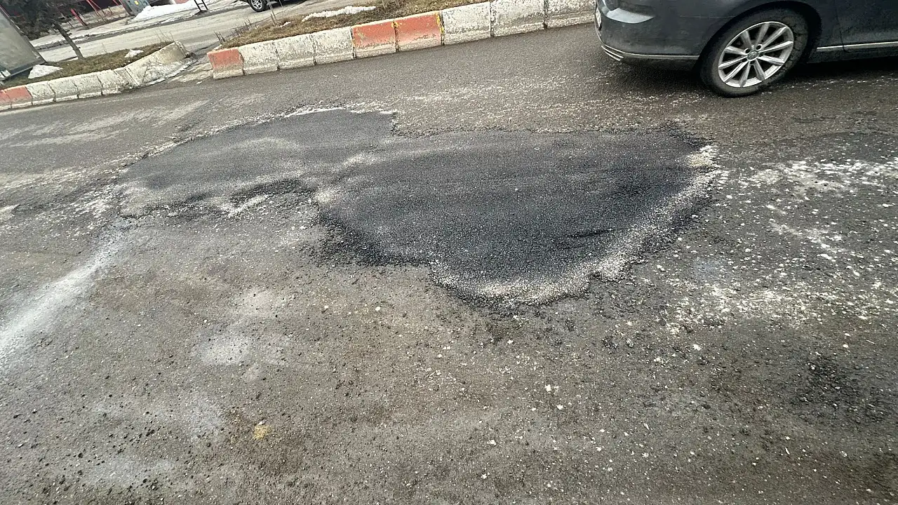 Ağrı'da Karayolları ekipleri sorumluluk alanındaki yolları yeniliyor