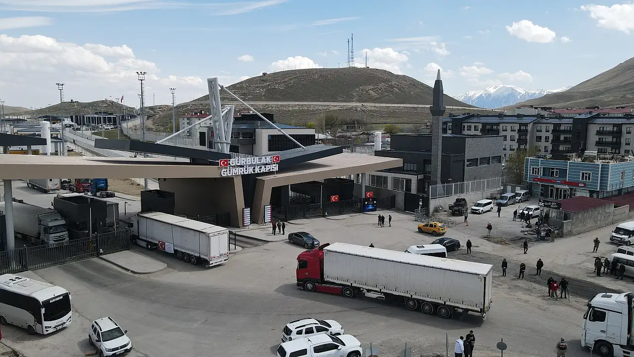 Türkiye'den İran'a 6 tır tıbbi yardım Ağrı sınırından çıktı