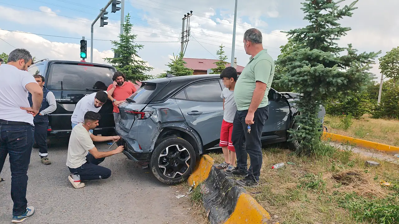 Bitlis'te ambulans ile otomobil çarpıştı: 10 kişi yaralandı
