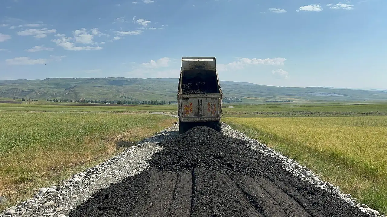 Ağrı'da kırsal ulaşım atağı sürüyor