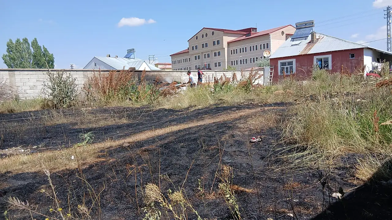 Ağrı'da ot yangını paniği! Alevler evlere metreler kala durduruldu