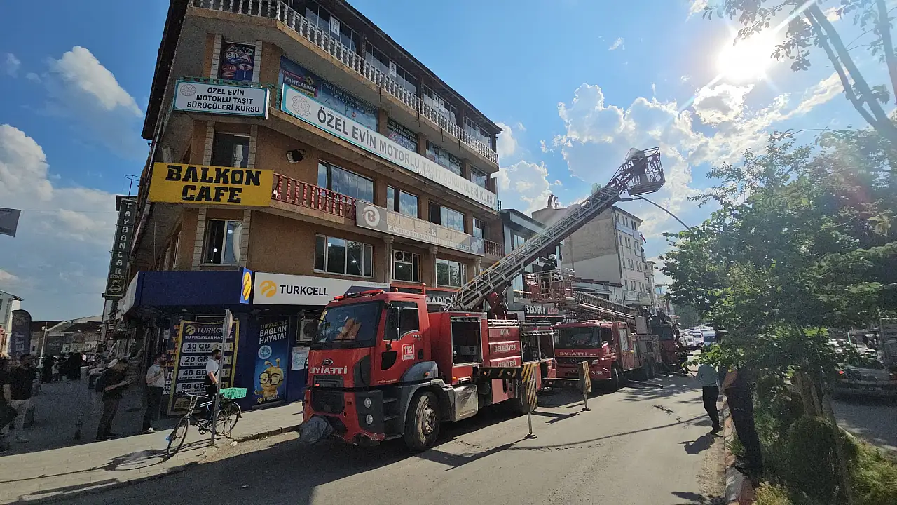 Ağrı'da şehir merkezinde dumanlar yükseldi, yol trafiğe kapatıldı