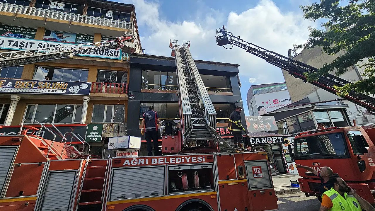 Ağrı'da şehir merkezinde dumanlar yükseldi, yol trafiğe kapatıldı
