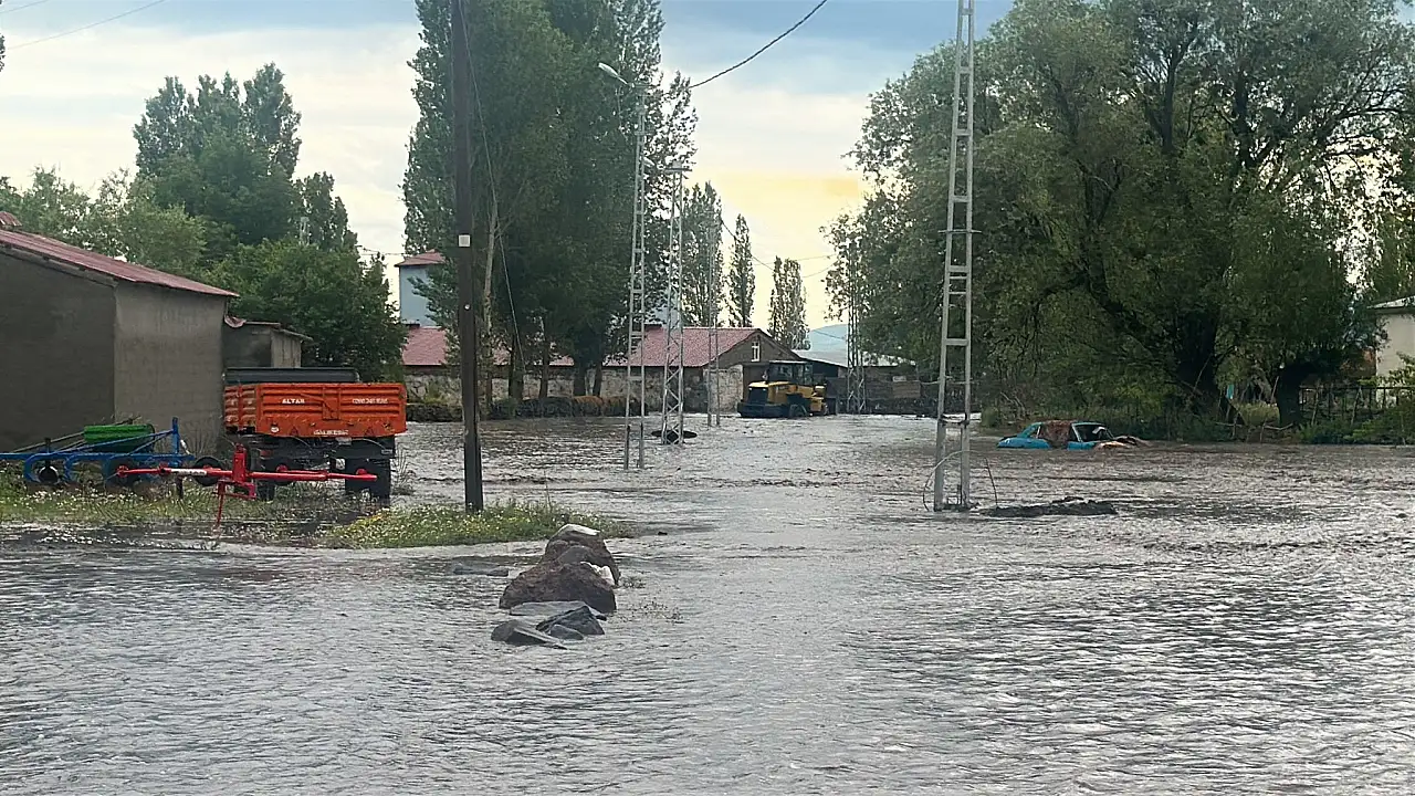 Kars'ta sel felaketi: Evlerinde mahsur kalan yaşlı çift iş makinesiyle kurtarıldı
