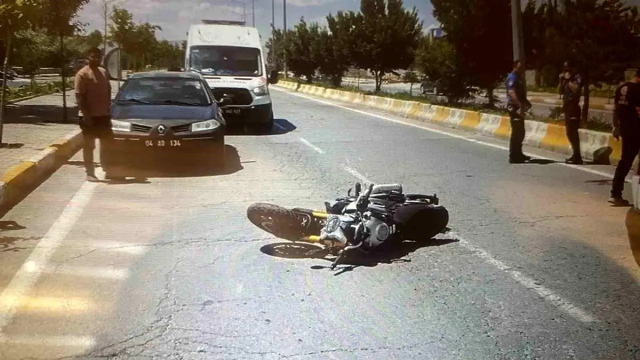 Patnos'ta motosiklet otomobile çarptı: Direksiyon eğitmeni yaralandı