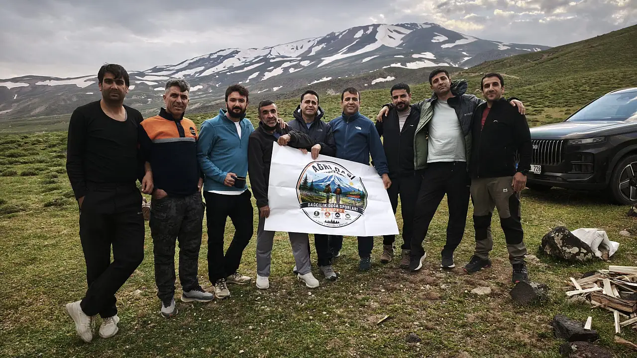 55 dağcı Süphan Dağı'nın zirvesine ulaştı
