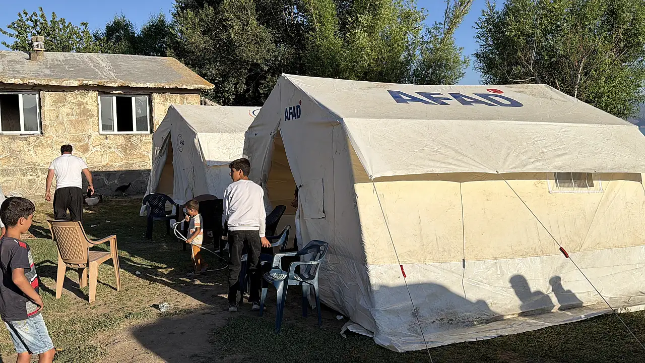 Tır sürücüsünün dikkati 22 kişilik aileyi faciadan kurtardı