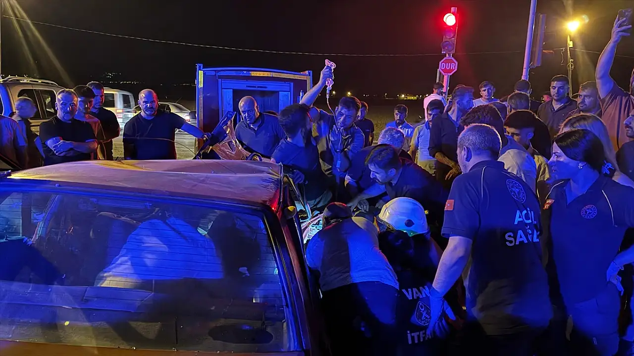 Van'da iki otomobil çarpıştı: 8 kişi yaralandı