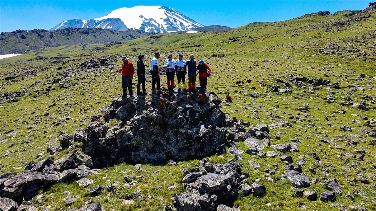 Ağrı Dağı'nın zirvesinde bahar yaşanıyor