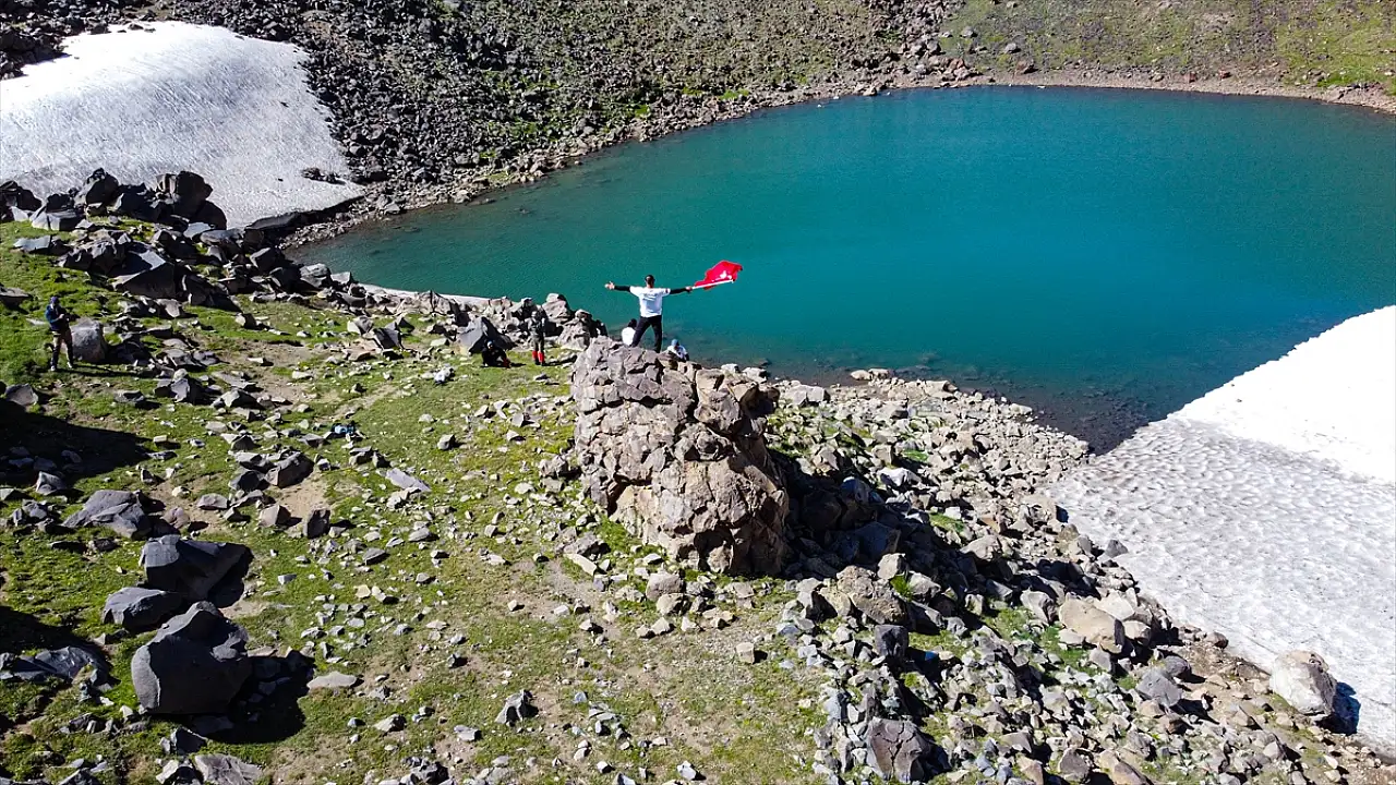 Ağrı Dağı'nın zirvesinde bahar yaşanıyor