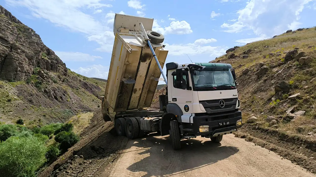 Ağrı'da 3 köyü birbirine bağlayan grup yolu asfalta hazırlanıyor