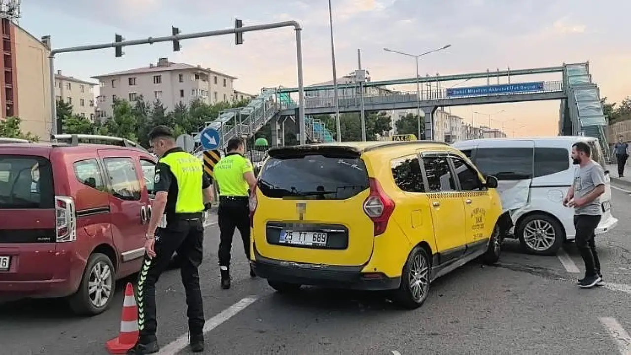Erzurum'da zincirleme kaza kamerada: 3 kişi yaralandı