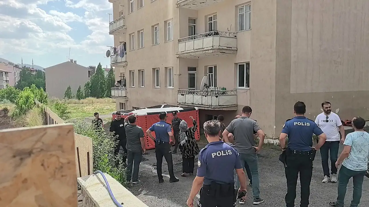 Erzurum'da 5'inci katta endişe dolu anlar: Çocuklarıyla balkona çıktı