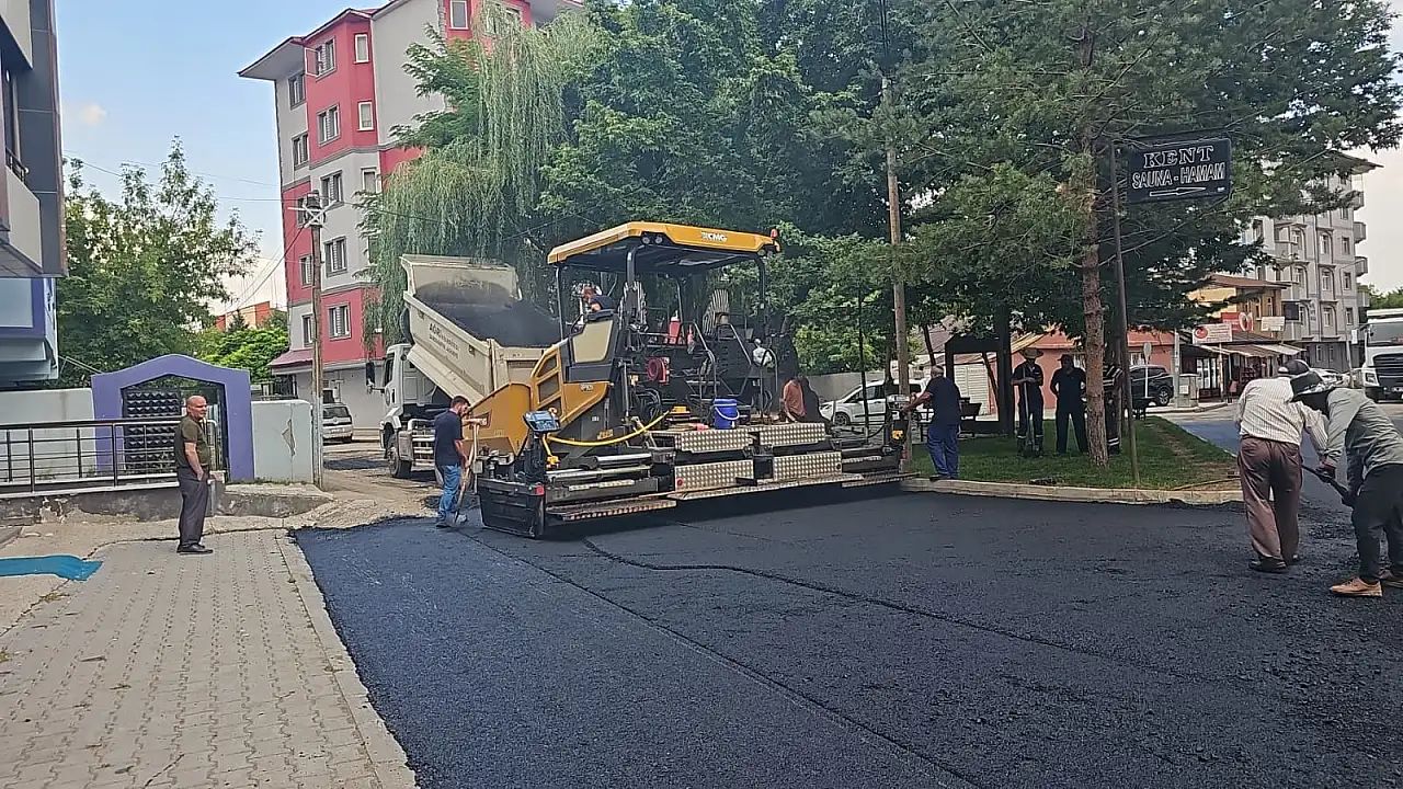 Ağrı'da Leylek Pınar Mahallesi'nde asfalt çalışmalarında sona gelindi