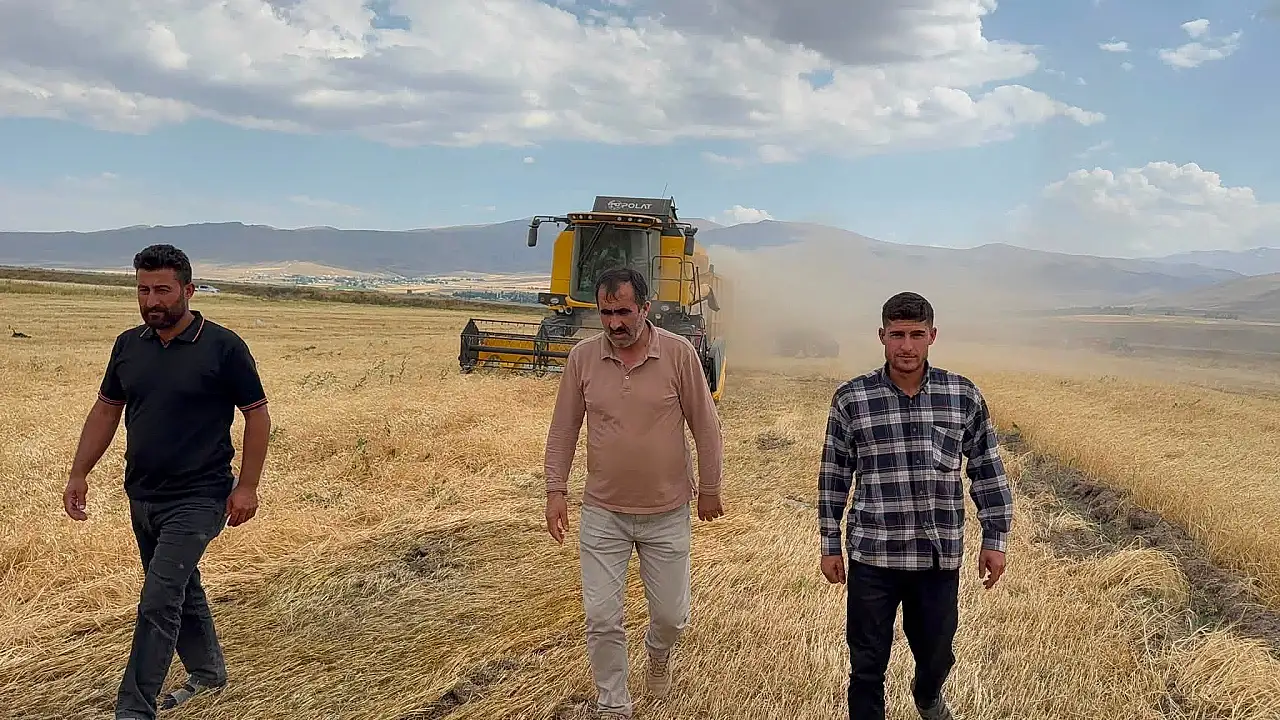 Taşlıçay'da üretime destek: Başkan Budak tarlada ekim yaptı