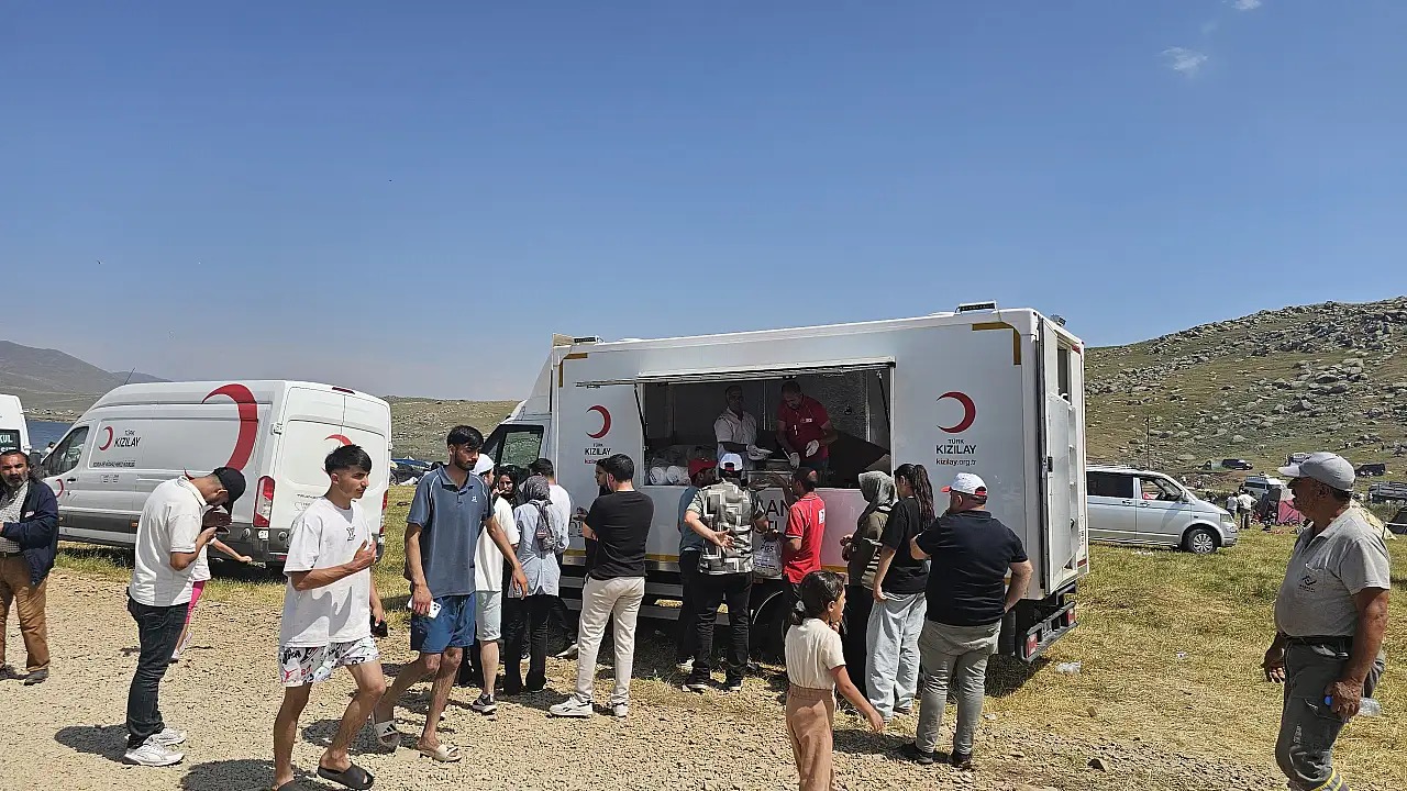 Türk Kızılay Ağrı Balık Gölü Şenliği'nde vatandaşların yanındaydı