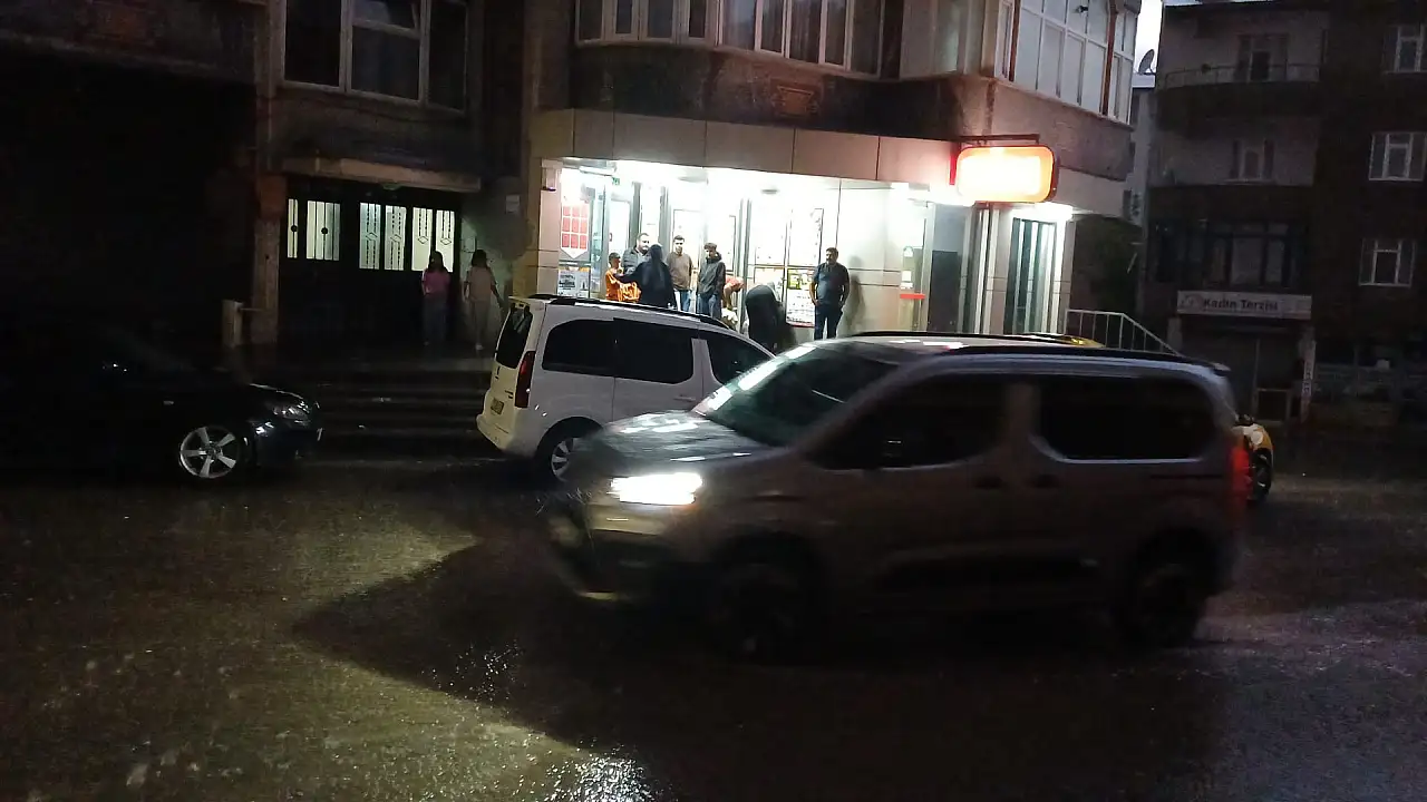 Ağrı'da sağanak aniden bastırdı: Cadde ve sokaklar suyla doldu
