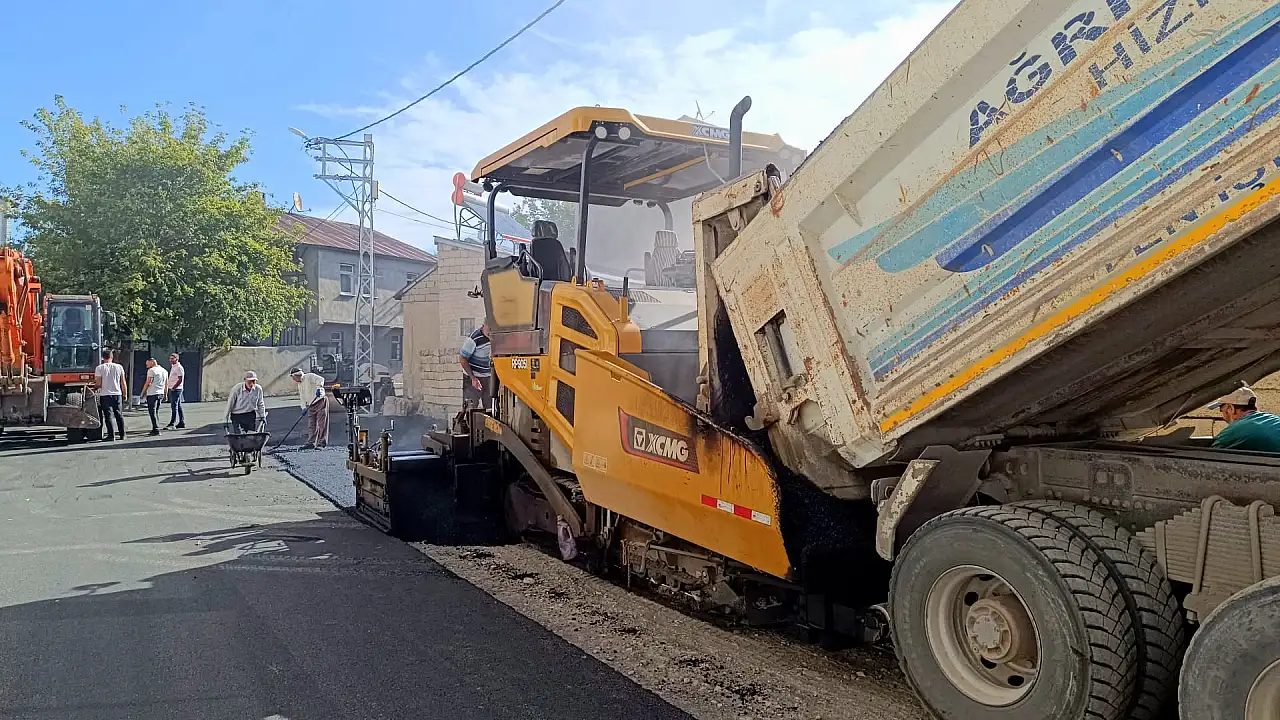 Ağrı'da yıpranan yollar asfaltla yenileniyor
