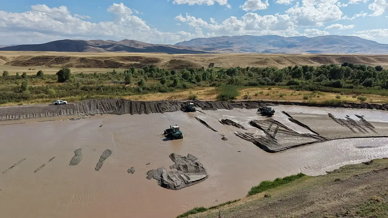 Ağrı'da Murat Nehri'nin yatağı temizlenerek taşkın riski azaltılıyor