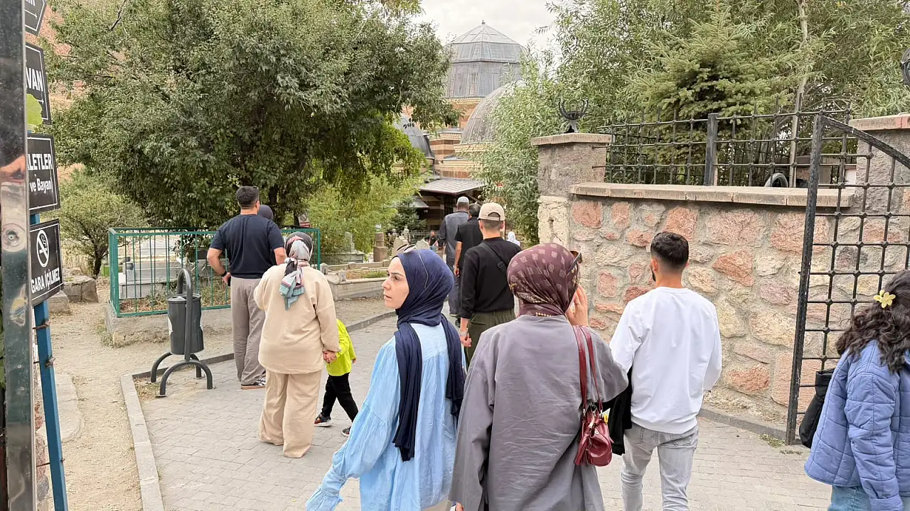 Ahmed-i Hani Türbesi hafta sonu ziyaretçi akınına uğradı