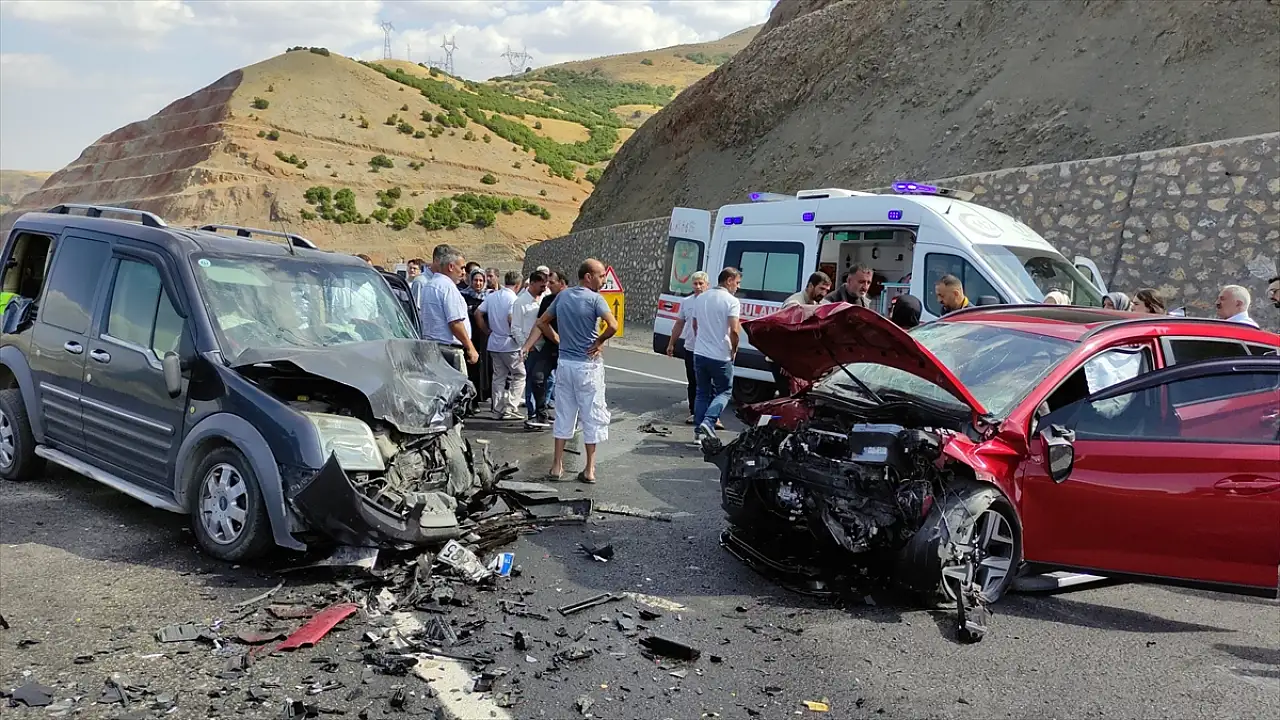 Bingöl'de iki araç çarpıştı: 5 kişi hastaneye kaldırıldı